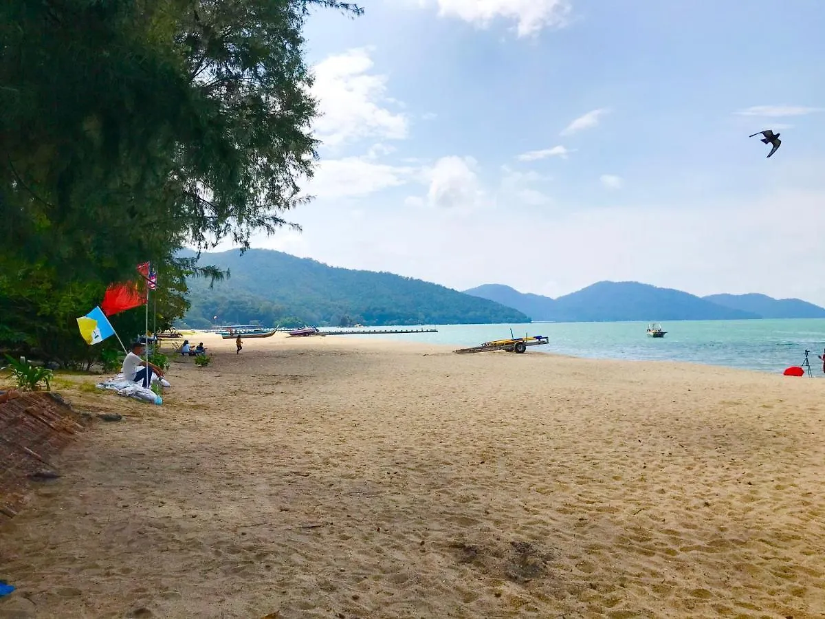 By The Beach - Luxury 2 Bedrooms Family Suite Batu Ferringhi Apartment